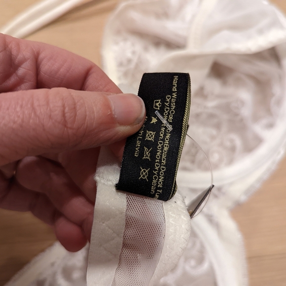 Elegant White Lace Bra - Picture 9 of 10